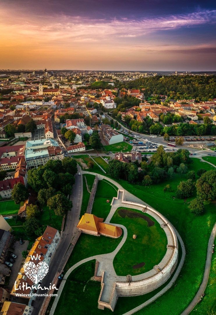 XVI a. pradžioje suaktyvėjus Krymo totoriams ir jiems pradėjus puldinėti Vilniaus apylinkes, atsirado neatidėliotinas reikalas apsaugoti išaugusio miesto branduolį mūro sienomis su įtvirtintais penkiais vartais. Jie sudarė uždarą žiedą, kuris buvo beveik pustrečio kilometro ilgio. Sienos aukštis vietomis siekė dvylika metrų, o mūro storis beveik pusantro metro. Statyba buvo baigta 1522 m., o vėliau, sienoje šalia Subačiaus vartų buvo pastatyta bastėja. Tai buvo gynybinis statinys, susidedantis iš bokšto, artilerijai skirtos pasaginės dalies bei juos jungiančio tunelio.