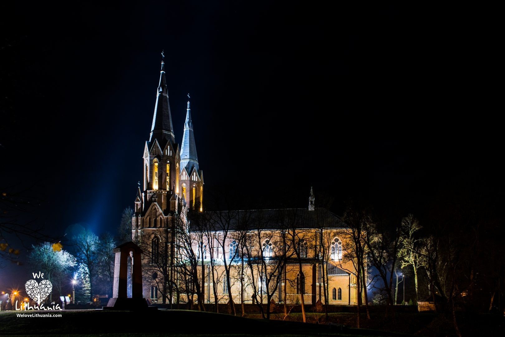 Gražiai naktį apšviesta Šv. apaštalo evangelisto Mato bažnyčia Anykščiuose