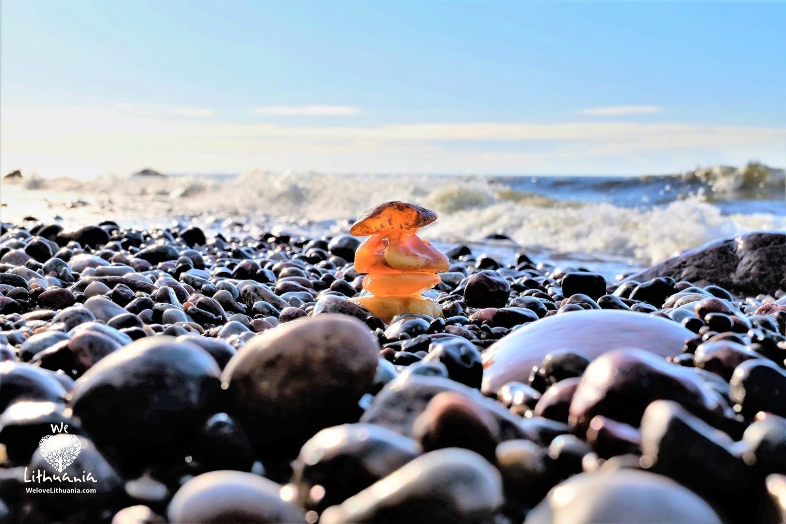 Baltijos auksas (gintaras) išplaunamas į pakrantę ir užstrigę tarp jūros nuskalautų akmenukų
