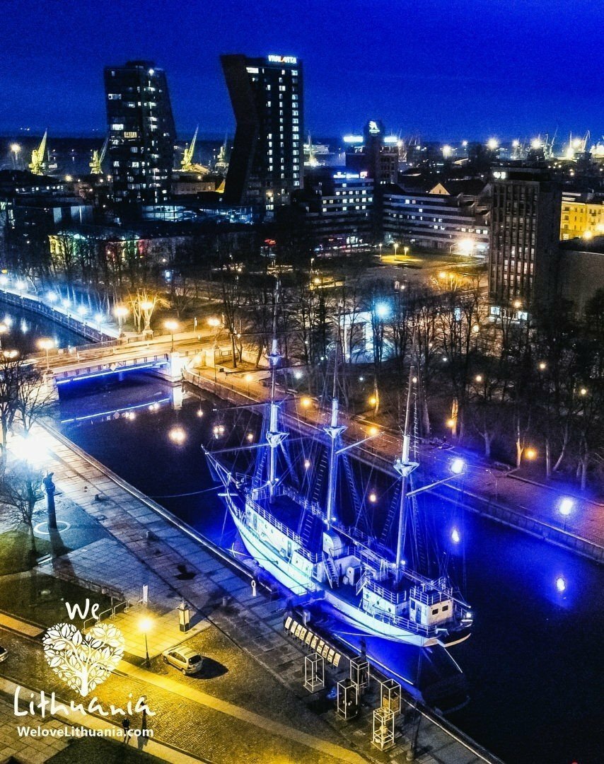 Klaipėdos simbolis švyti miesto naktyje 