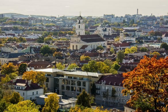 Vilniaus senamiestis paskendęs rudens spalvose