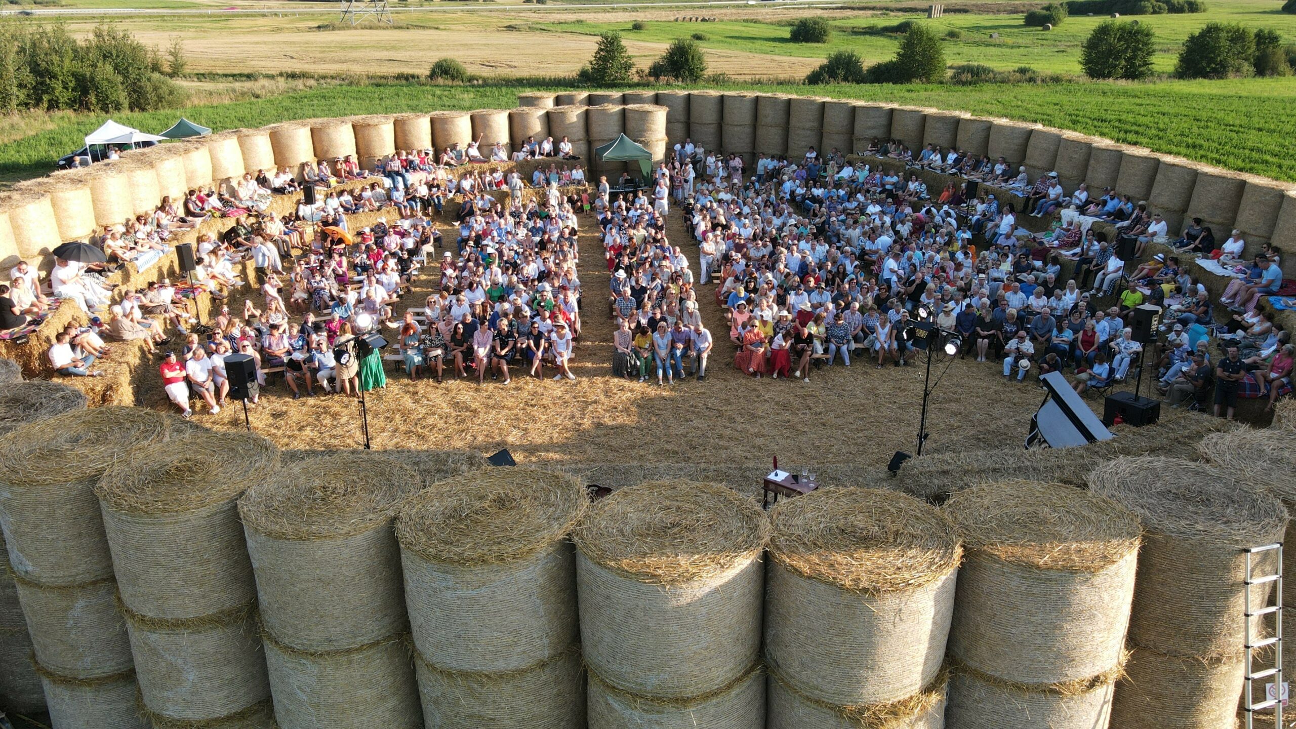 Didžiausia Lietuvoje koncertų salė iš šiaudų