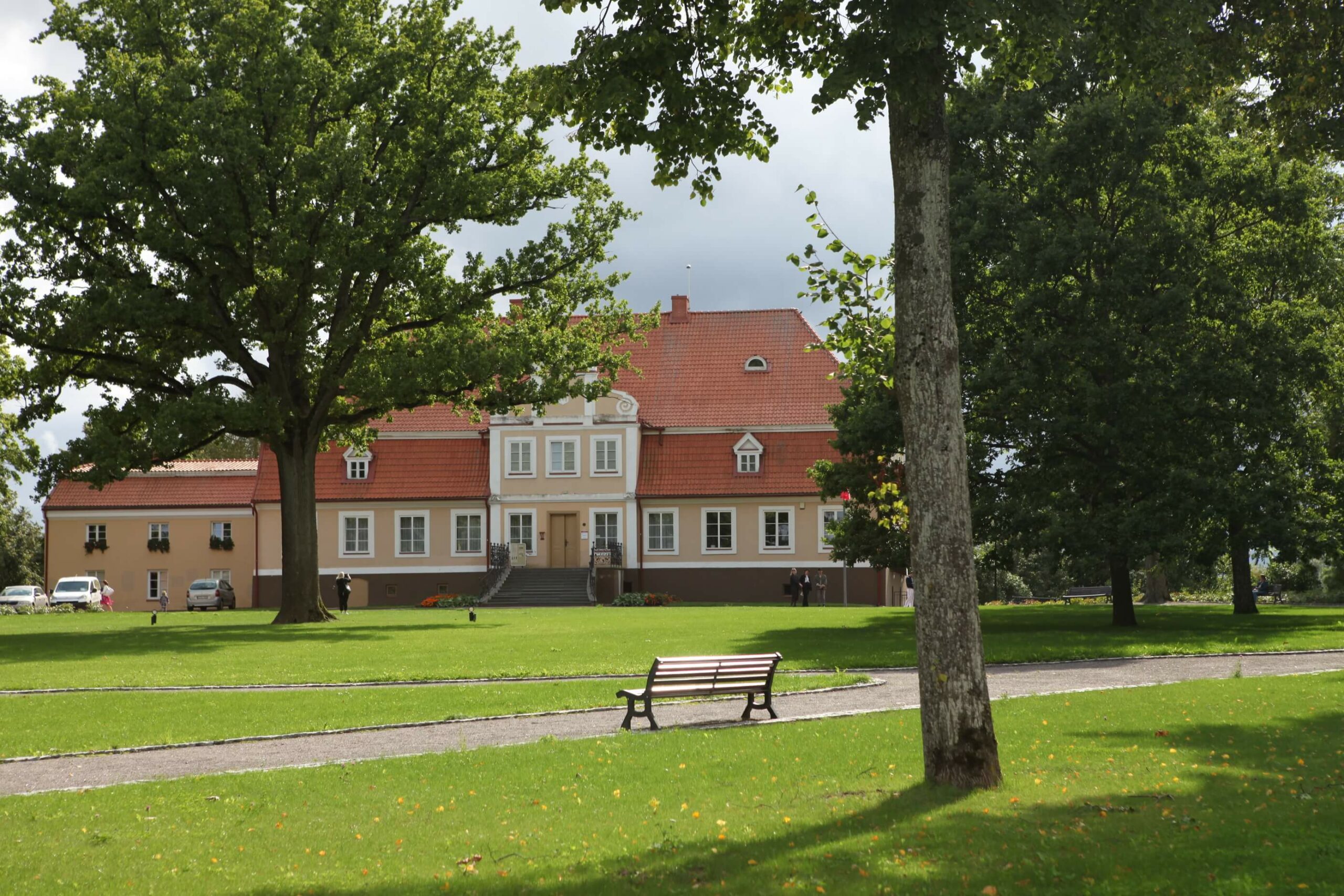 Lietuvos pilys ir dvarai kviečia apsilankyti istoriniuose jų parkuose ir soduose